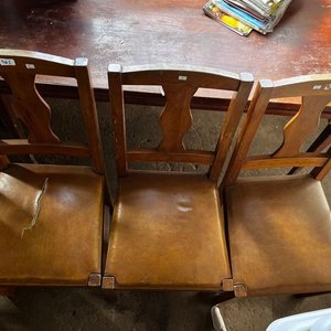 Lote siguiente: Juego de 3 Sillas de Madera con Tapizado en Cuero