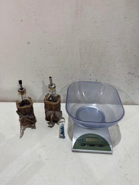 Balanza Digital y Dos Dispensadores de Aceite