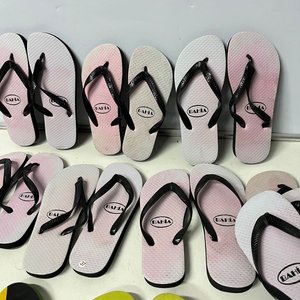 Lote de 13 Pares de Ojotas y Chinelas Variadas - imagen 5