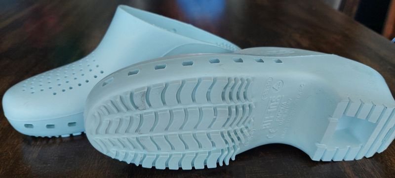 Zapatillas Blancas de Crocs - imagen 2