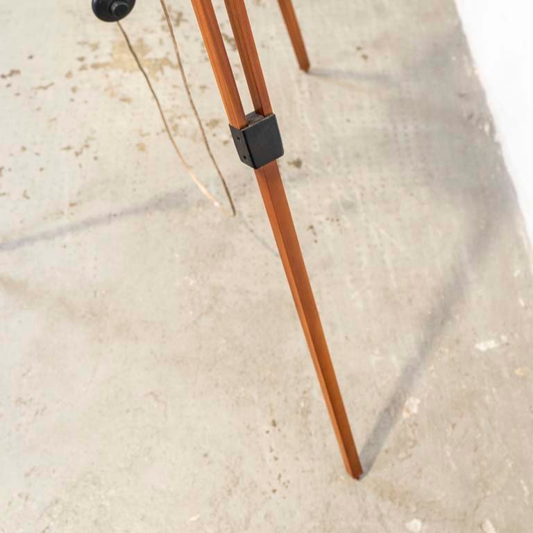 Lámpara de pie con pantalla y pie tripode de madera - imagen 3