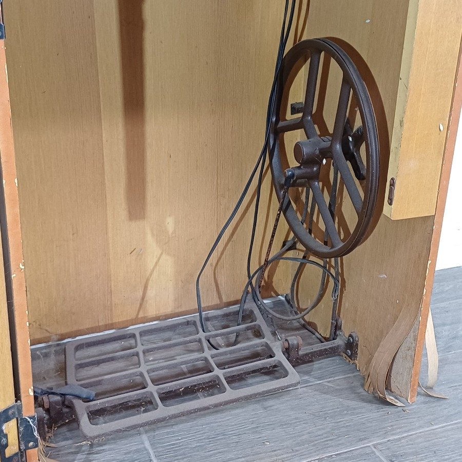 Maquina de coser con mueble vintage - imagen 8
