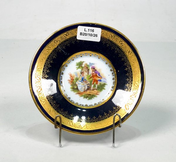 Plato Limoges de Porcelana Francesa, Pintado a Mano con Personajes de Época y Bordes Dorados - imagen 1