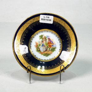 Lote siguiente: Plato Limoges de Porcelana Francesa, Pintado a Mano con Personajes de Época y Bordes Dorados
