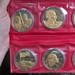 Estuche con 8 Monedas Doradas Sesquicentenario 1825 - imagen 4