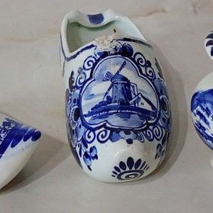 Lote anterior: Tres Piezas de Cerámica Holandesa Esmaltada: Ceniceros y Jarrita