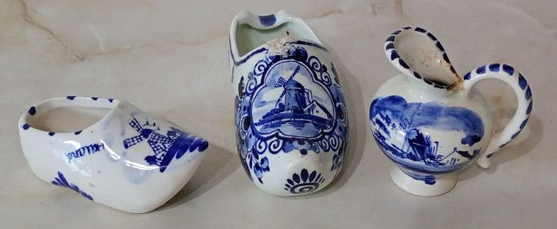 Tres Piezas de Cerámica Holandesa Esmaltada: Ceniceros y Jarrita