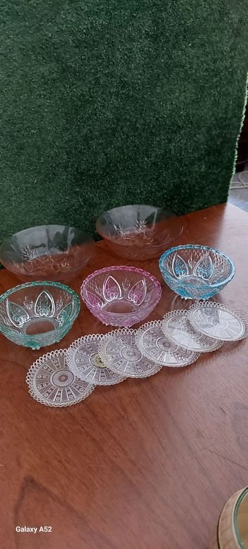 Lote siguiente: Objetos de vidrio y cerámica: una colección diversa