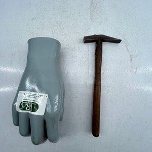 Lote anterior: Martillo de Tapicero con Mango de Madera
