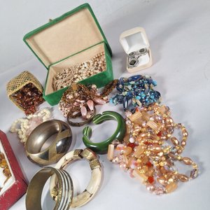 Lote Variado de Bijouterie: Pulseras, Collares, Caravanas y Dijes - imagen 4