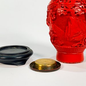 Florero de Laca Roja y Bronce con Base de Madera - imagen 3