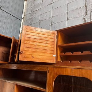 Mueble Esquinero de Madera con Estantes y Bodega para Botellas - imagen 5