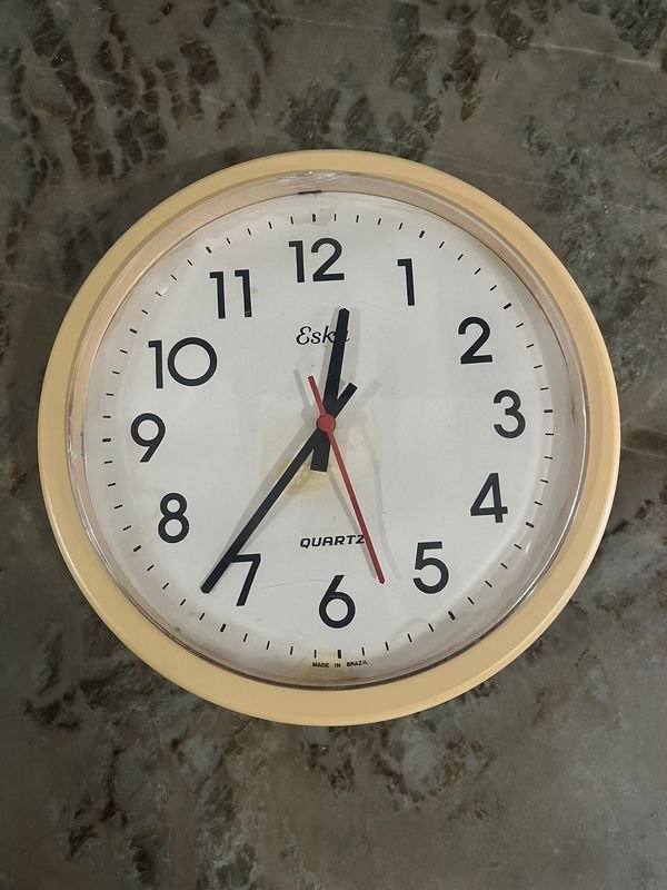 Lote anterior: Reloj de pared plástico en buen estado
