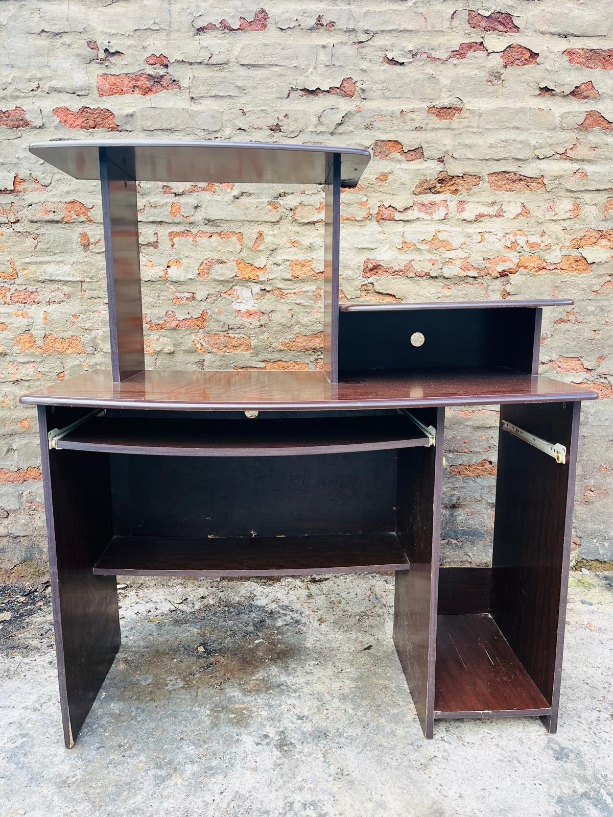 Escritorio Marrón Oscuro en MDF con Estante Superior