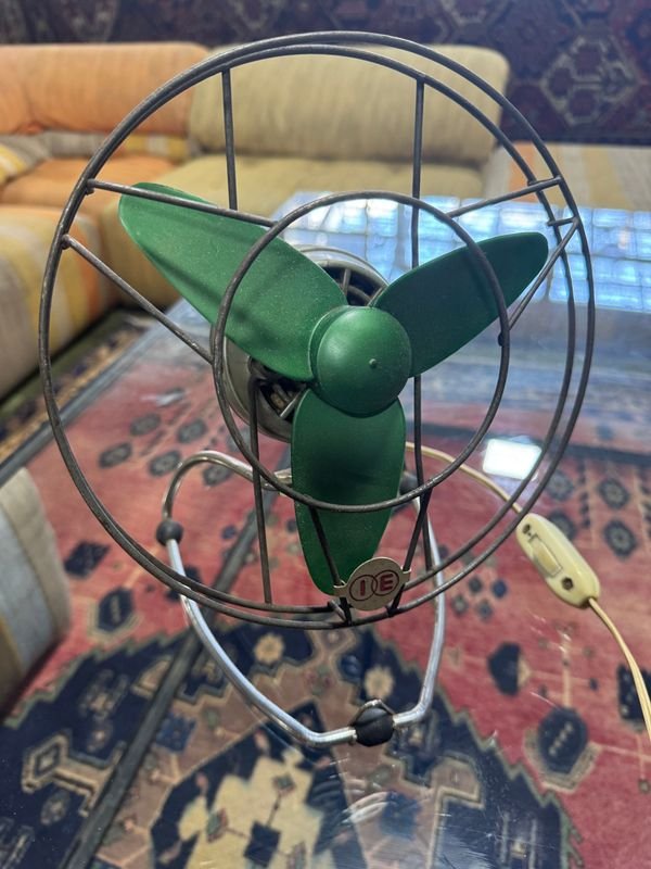 Pequeño ventilador vintage funcionando: Un accesorio de hogar clásico - imagen 2