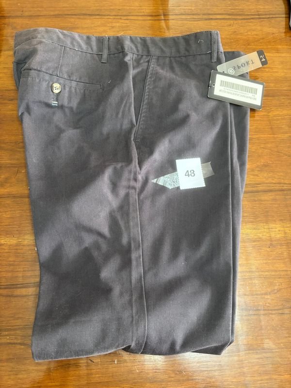 Pantalón de Gabardina Talle 54 Color Gris Oscuro