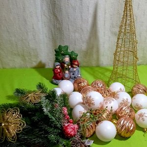 Lote anterior: Adornos Navideños: Pesebre, Bolas Metalizadas y Hojas de Pino