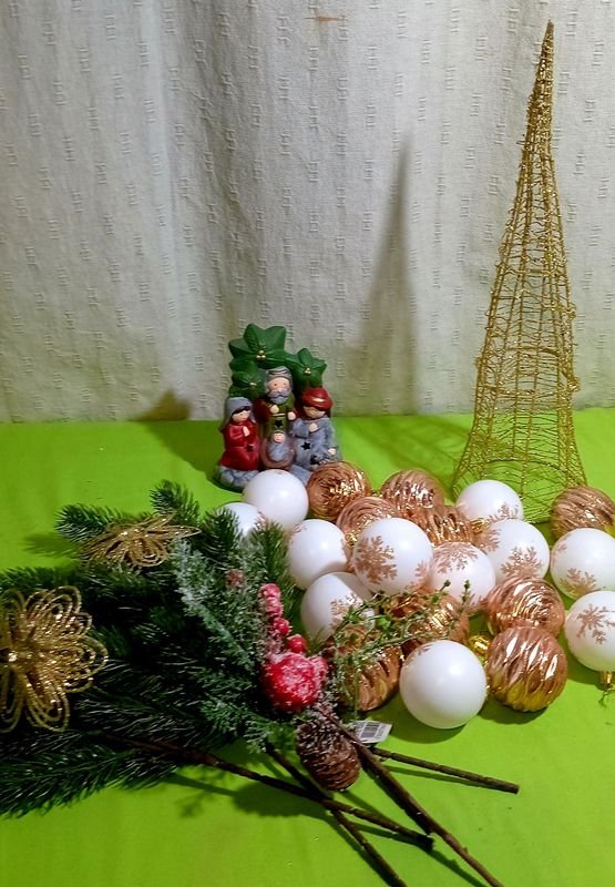Adornos Navideños: Pesebre, Bolas Metalizadas y Hojas de Pino