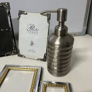 Set de Cocina y Hogar: Copetinero de Acero con Bandeja de Vidrio, 5 Portaretratos y Utensilios Varios - imagen 5