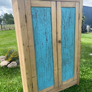 Antiguo Mueble de Pino Blanco con Puertas Azules - imagen 1