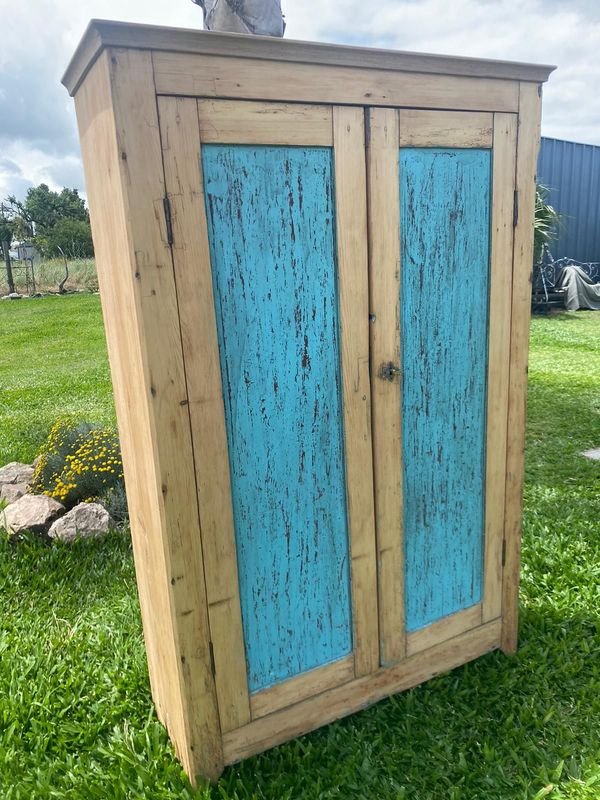 Antiguo Mueble de Pino Blanco con Puertas Azules