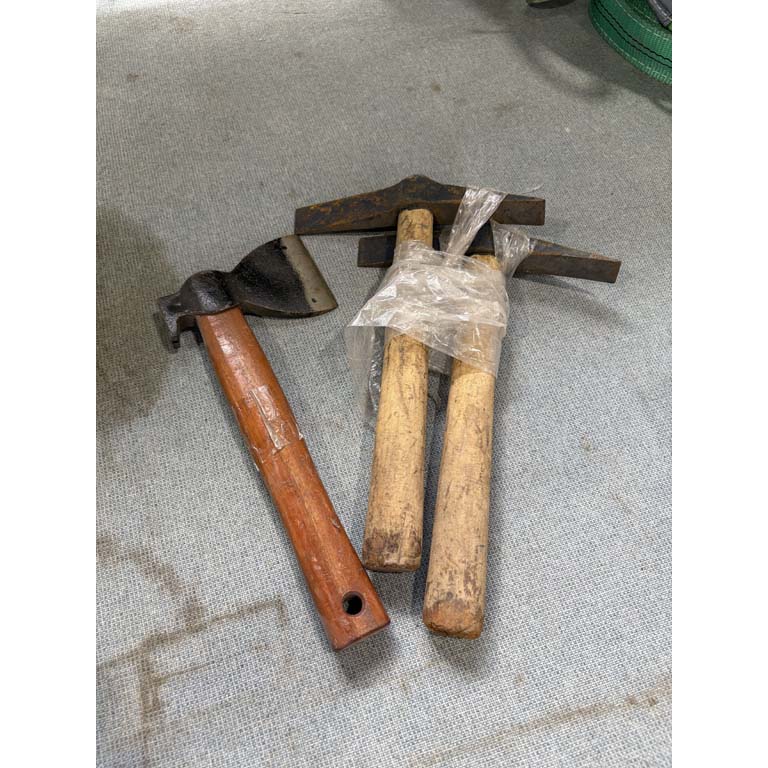 Piquetas y Hacha para la Construcción