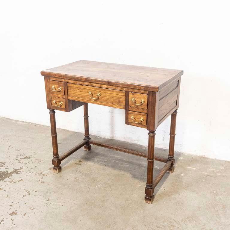 Lote siguiente: Escritorio de madera con cinco cajones y patas torneadas