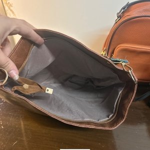 Cartera y Mochilas de Cuero Sintético en Buen Estado - imagen 3