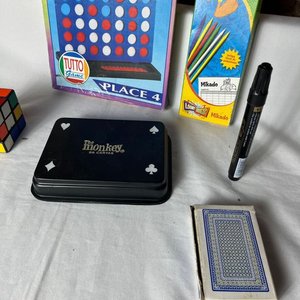 Lote de Juegos de Mesa: 4 en Línea, Mikado, Cubo Rubik y Naipes - imagen 3