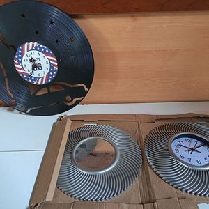 Par de Relojes Decorativos: Uno de Vinilo "Route 66" y Otro Plateado - imagen 1