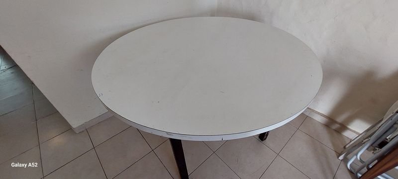 Mesa de comedor circular con patas metálicas - imagen 2