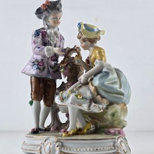 Figura Decorativa Victoriana de Porcelana: Pareja Galante con Flores - imagen 3
