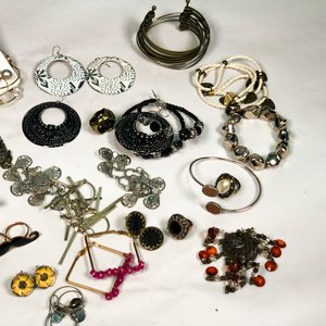 Lote Variado de Bijouterie: Aros, Pulseras y Anillos - imagen 5