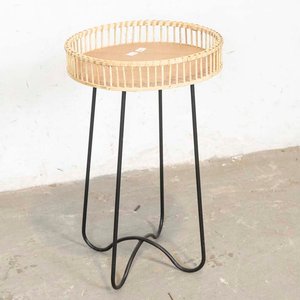 Lote siguiente: Mesita Circular con Patas Metálicas y Tapa de Fibras