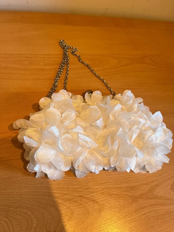 Cartera de fiesta con flores blancas en tela cadena nueva - imagen 2