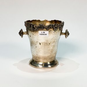 Lote siguiente: Hielera Cónica "Avilan" de Metal con Decoración de Uvas y Flores