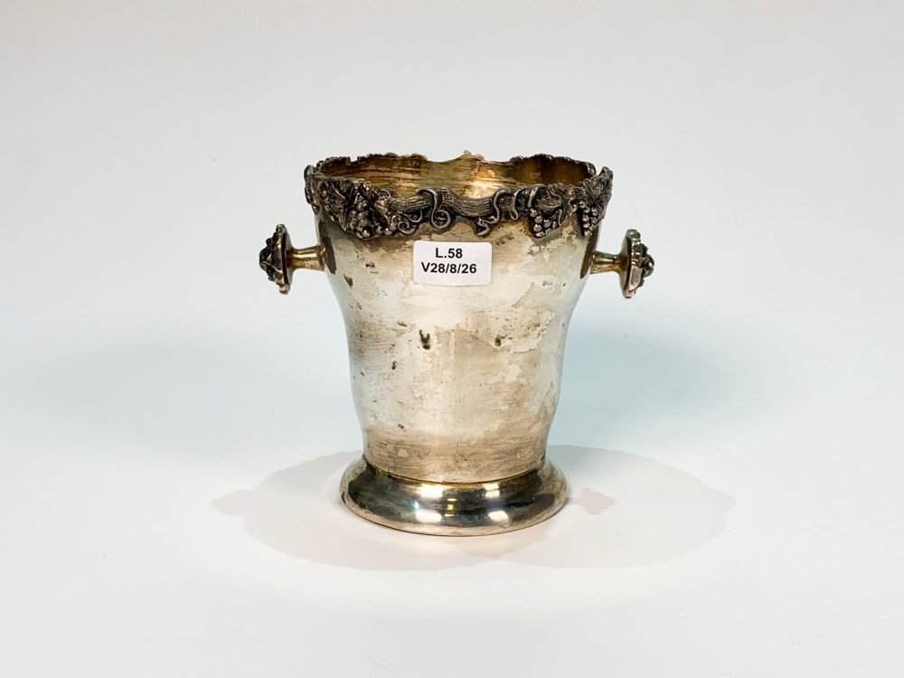 Hielera Cónica "Avilan" de Metal con Decoración de Uvas y Flores