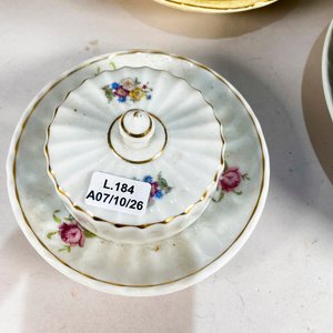 Lote de Platos y Tazas de Porcelana con Diseños Florales y Escenas Clásicas - imagen 3