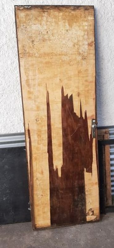 Puerta de madera con detalles en chapado - imagen 3