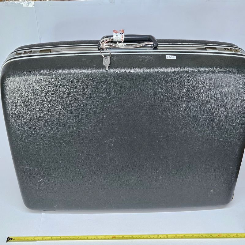 Lote anterior: Valija de viaje vintage con etiqueta de Pluna