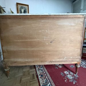 Cómoda Clásica de Madera con Tapa de Mármol y Detalles en Bronce - imagen 5