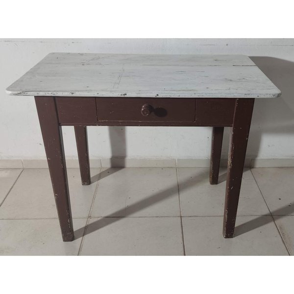 Mesa de madera con un cajón y tapa pintada de blanco