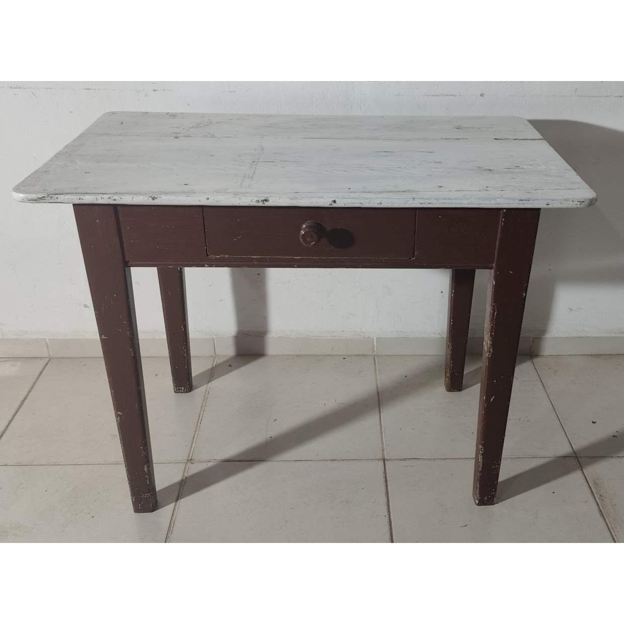 Mesa de madera con un cajón y tapa pintada de blanco