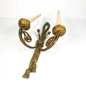 Aplique de Bronce con Dos Luces y Detalles Ornamentales - imagen 2