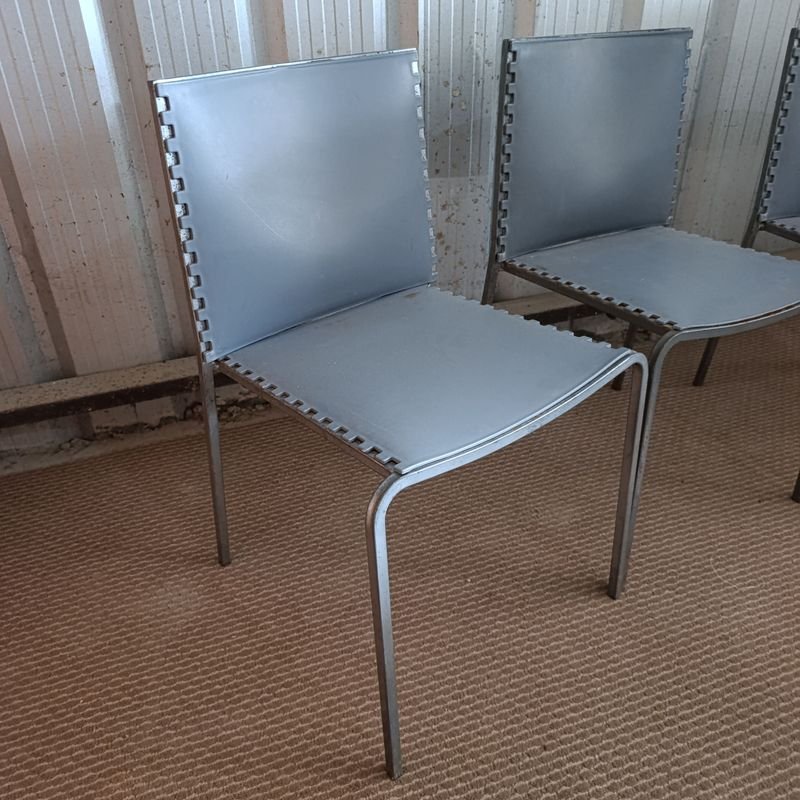 Sillas con estructura metálica y asiento en polipropileno de color gris apilables - imagen 3