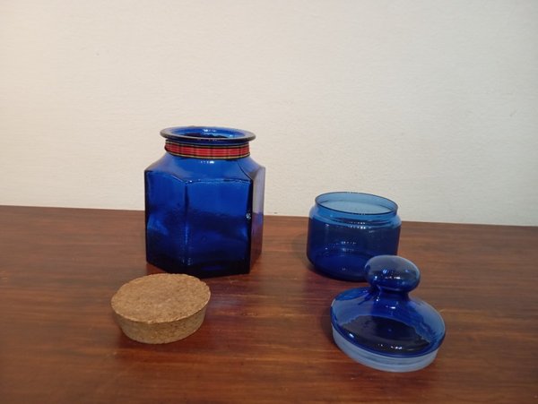 Dos frascos azules con tapas especiales - imagen 6