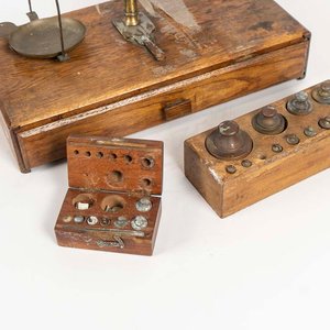 Balanza de Joyero Antigua de Madera y Metal con Pesas y Cepos - imagen 2