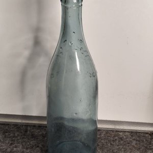 Botella Antigua de Vidrio Celeste Claro "Matutina" Montevideo - imagen 2