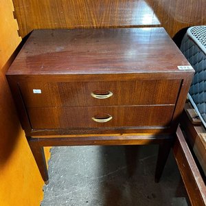 Mesa de Luz de Madera Oscura con Dos Cajones - imagen 2