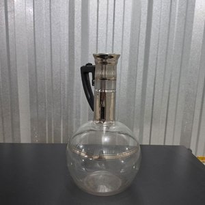 Jarra o Decantador de Vidrio Transparente con Detalles Metálicos - imagen 2
